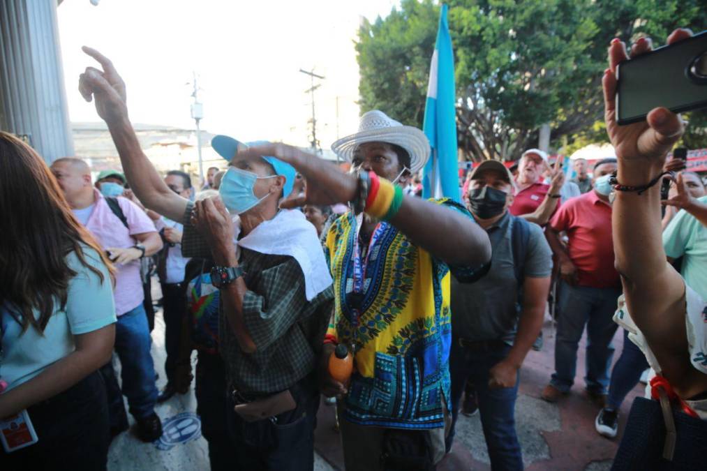 Mientras los diputados del Partido Salvador de Honduras (PSH) explicaban los posibles escenarios, los militantes de Libre les interrumpieron gritándoles vendidos.