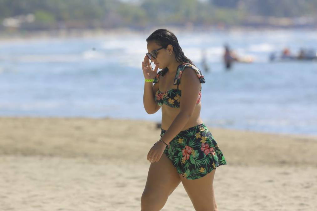 FOTOS: Bellas chicas en traje de baño deslumbran en las playas de Honduras