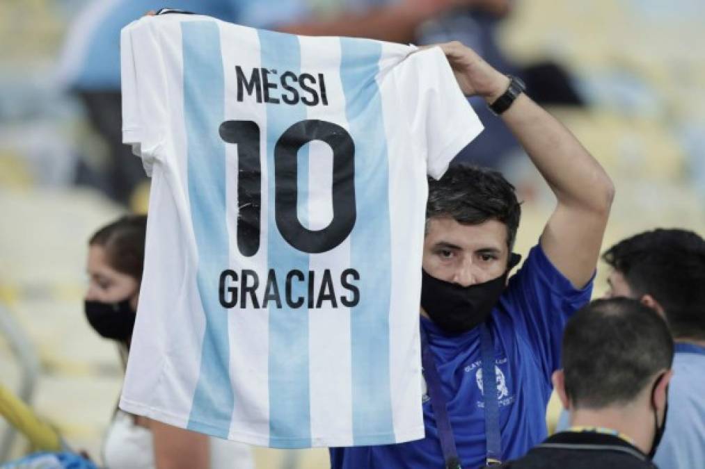 Mensajes para Messi se han podido ver en las graderías del Maracaná.