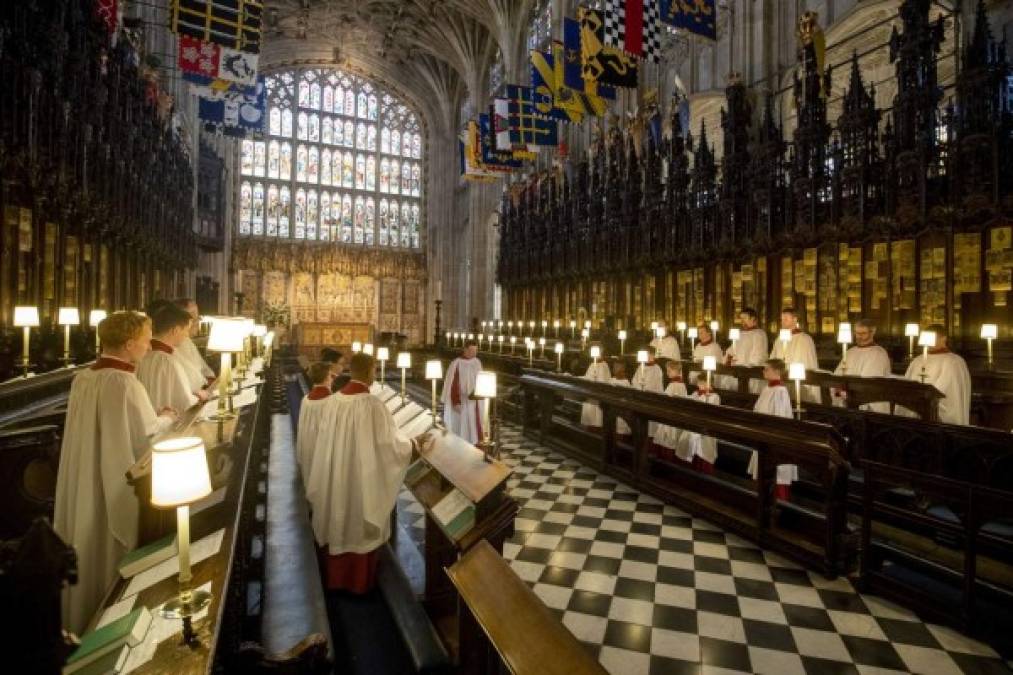 LA MÚSICA:<br/>Entre la música que compondrá la banda sonora de la boda, los novios han escogido al coro de góspel The Kingdom Choir, a la cantante Karen Gibson y al violonchelista Sheku Kanneh-Mason.<br/><br/>Éste último ganó en 2016 el premio de la cadena británica BBC a mejor artista joven. El joven, de 19 años, que ha grabado en los míticos estudios londinenses de Abbey Road, lanzó al mercado su primer EP (disco de corta duración) en 2017.<br/><br/>Además, incluirán muchos himnos conocidos y piezas corales.