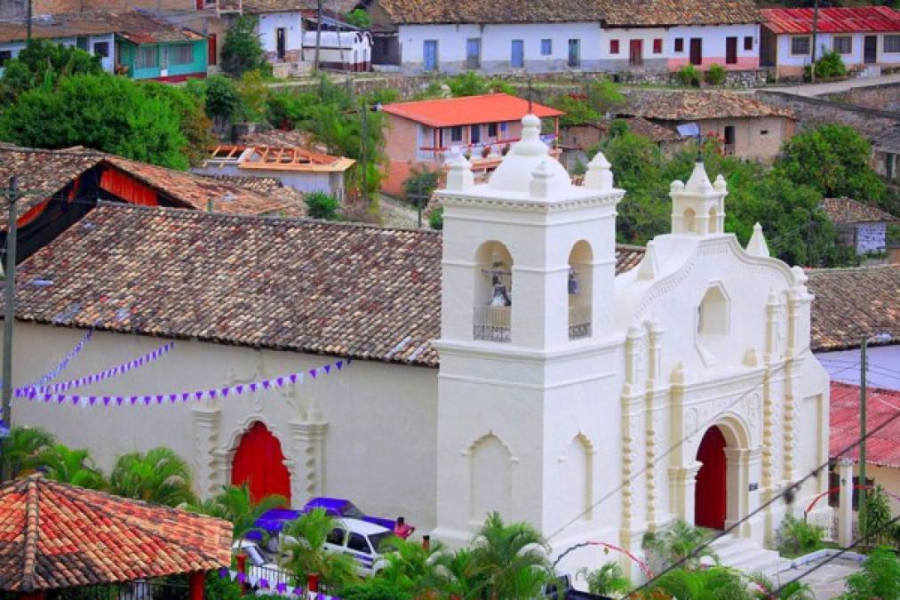 Localizado a 80 kilómetros de Tegucigalpa, Cedros te espera para disfrutar en familia o amigos de un espacio lleno de vegetación, historia y curiosidades. Las bajas temperaturas, la calidez de su gente y sobre todo su seguridad son factores motivantes para compartir la cultura y tradiciones de la zona. Es considerada una de las maravillas de Honduras.