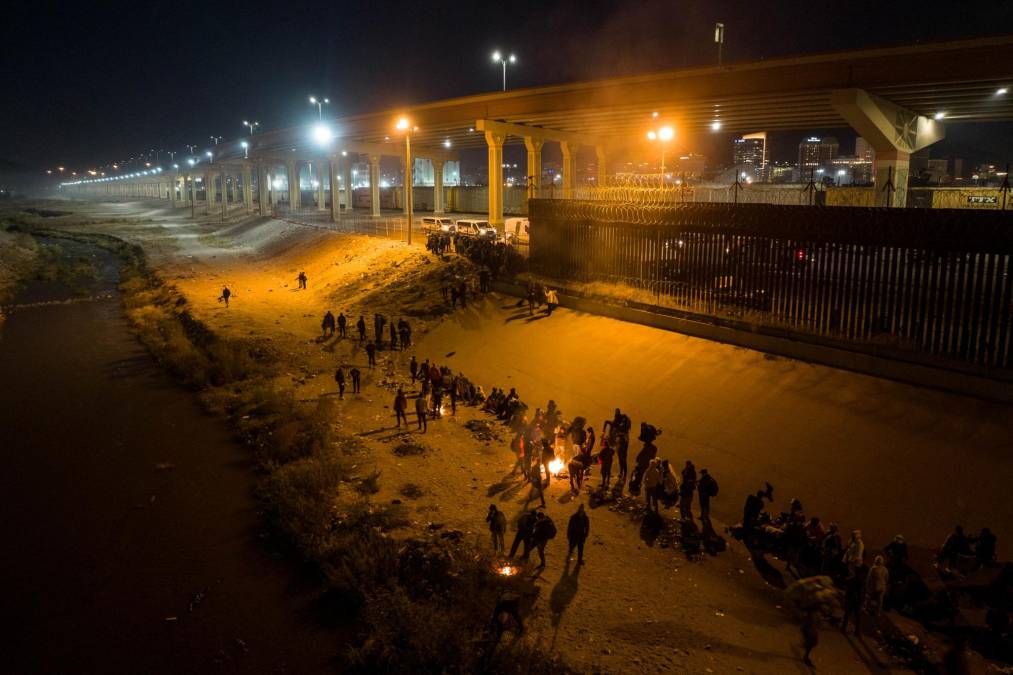 Desolados migrantes rompen en llanto a los pies de la frontera de EEUU tras bloqueo del Título 42