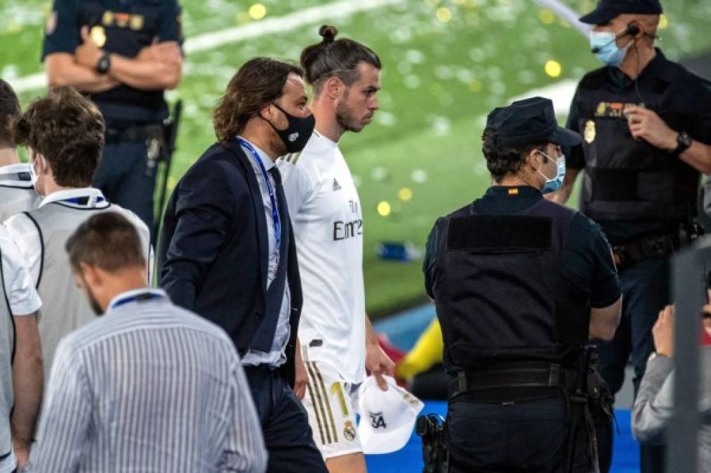 Gareth Bale tuvo un feo gesto en la celebración del título del Real Madrid. El galés evitó acercarse a Zidane, quien fue alzado en hombros mientras veía a un poco de distancia con una forzada sonrisa. De hecho, Bale se marchó rápido a los vestuarios.