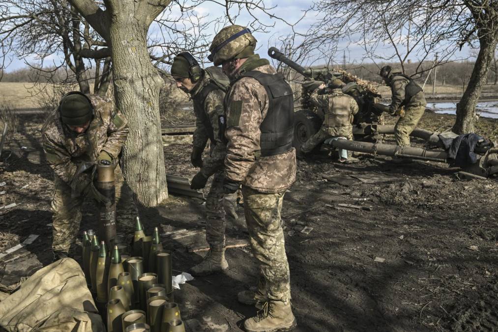 El sábado, el Instituto para el Estudio de la Guerra (ISW), un grupo de expertos estadounidense, señaló que las fuerzas rusas habían ganado posiciones en <b>Bajmut</b> que podrían permitirles eludir algunas defensas ucranianas. 