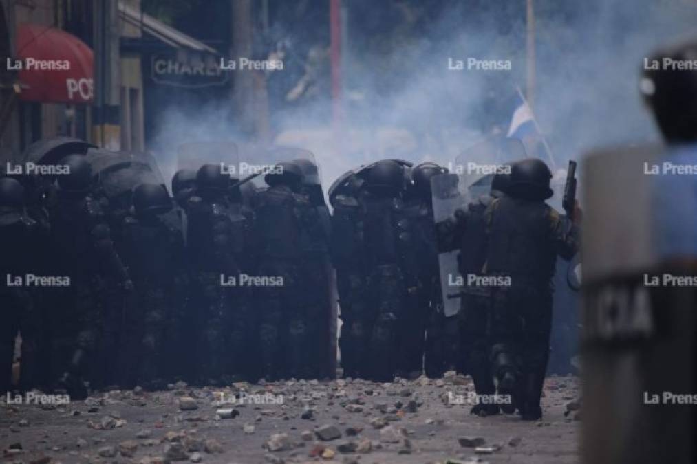 El Congreso aprobó con el voto de la mayoría de los diputados oficialistas los dos decretos y tenía previsto sesionar este lunes para ratificarlos, pero las movilizaciones impidieron celebrar la sesión.