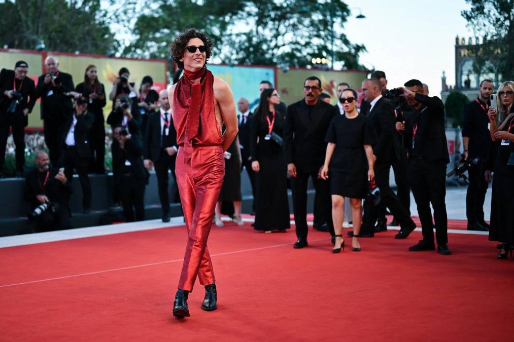 El actor estadounidense Timothée Chalamet desató la locura entre cientos de personas a su paso por la alfombra roja del Festival de Venecia, donde apareció con un entallado traje del mismo color y la espalda al descubierto para presentar su última película, “Bones and all”.