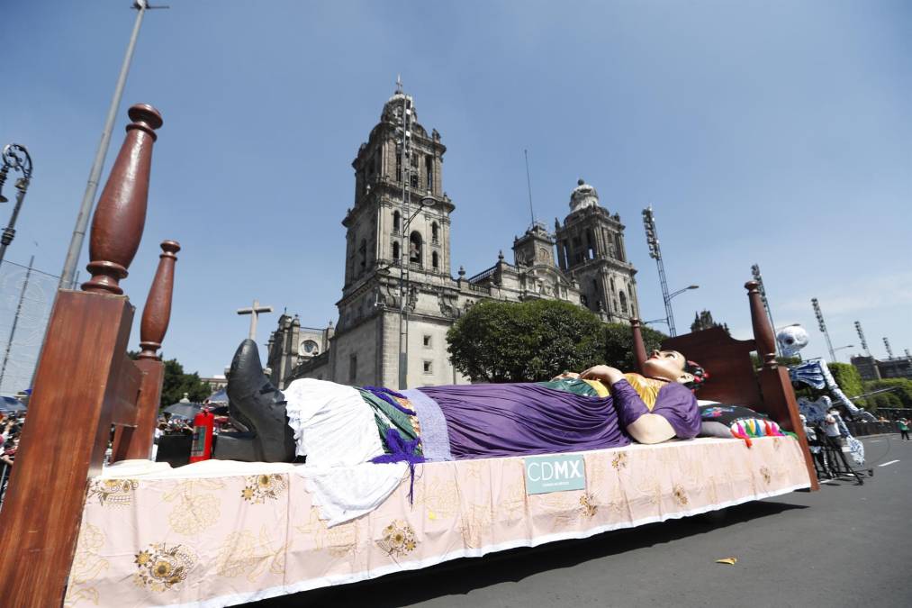 Pero es una oportunidad para que los fallecidos Frida Kahlo, Cantinflas o María Félix puedan pasear de nuevo por las calles de la Ciudad de México, aunque sea en carrozas alegóricas dedicadas a estos personajes.