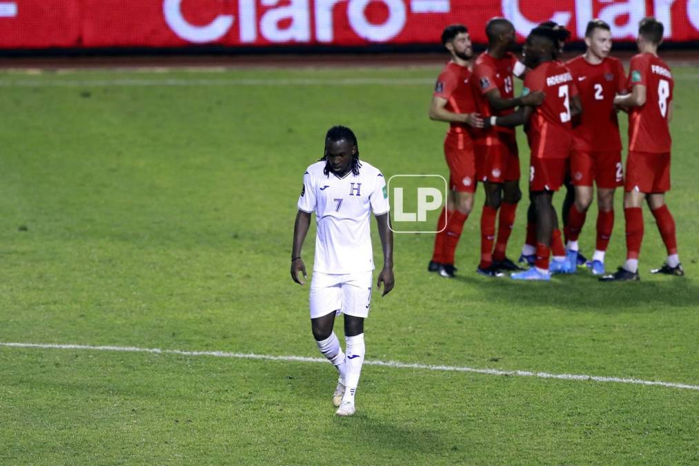 Alberth Elis se marchó cabizbajo del campo, mientras los canadienses celebraban el triunfo.