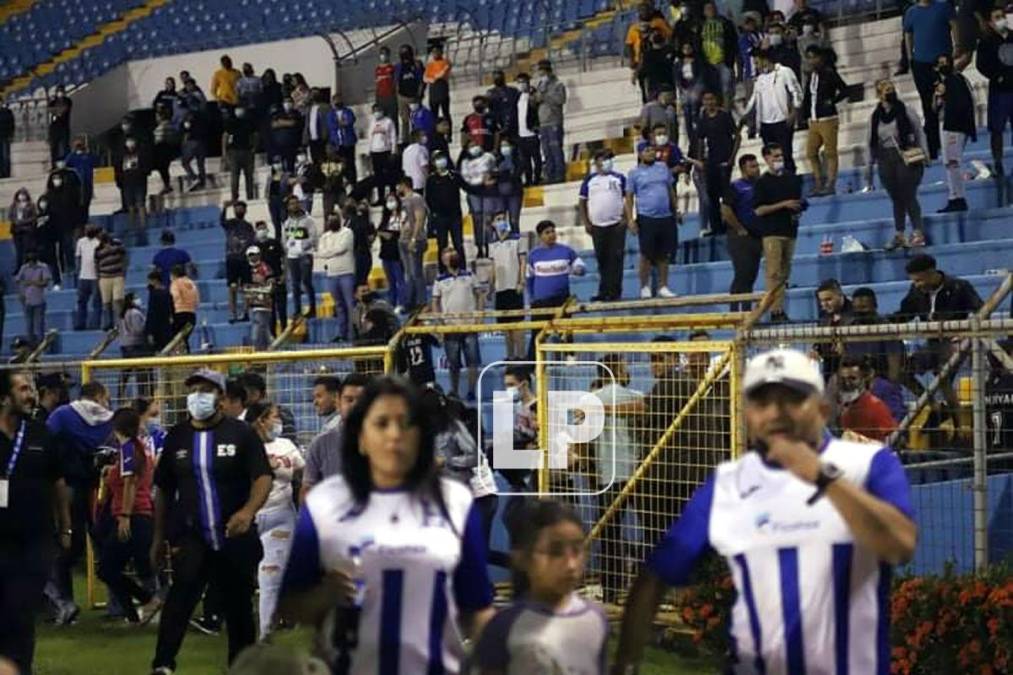 La tristeza del ‘Bolillo‘ Gómez, el ‘golpe‘ del árbitro a jugador y policías agreden a aficionados