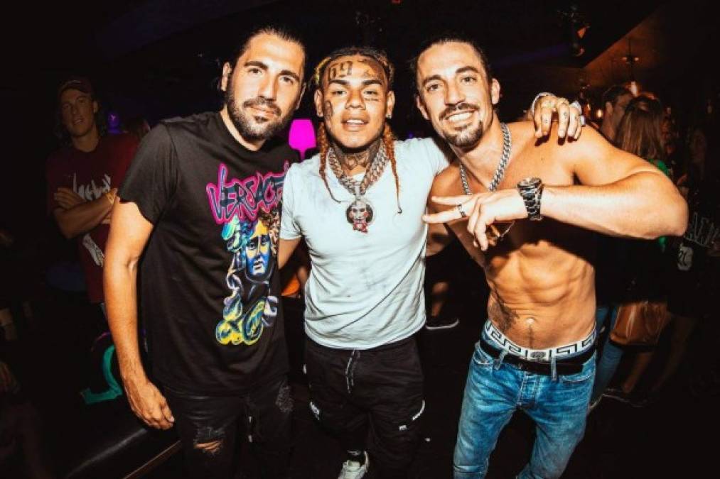 Dimitri Vegas & Like Mike se presentará este cinco de abril en Expocentro, San Pedro Sula, la juventud hondureña ha reaccionado eufórica ante la noticia, es por eso que te dejamos algunos secretos de los hermanos Thivaios.<br/><br/>Foto: Dimitri Vegas & Like Mike aparece con Tekashi en una gira por Ibiza, se habla de una posible colaboración.<br/>