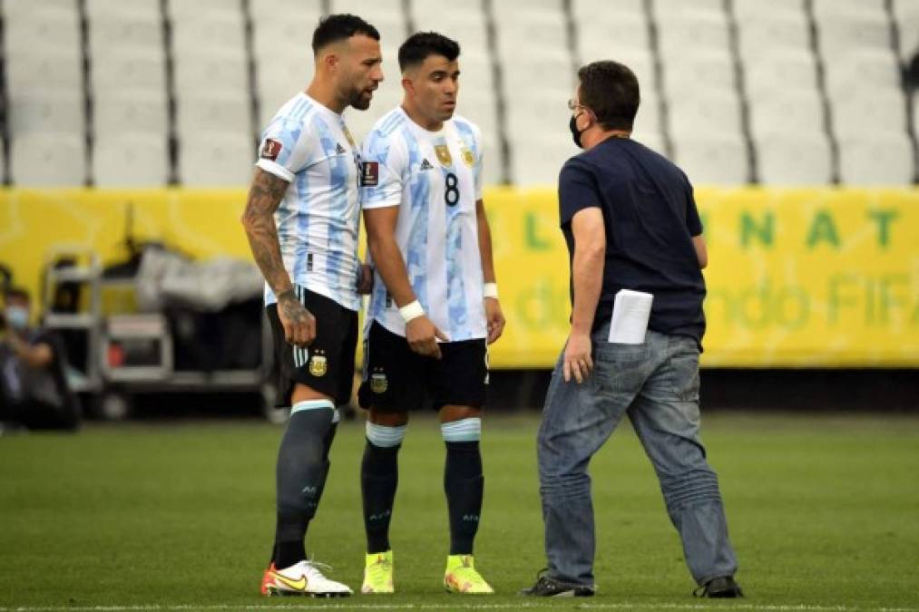 A los cinco minutos de haber comenzado el partido, un miembro de las autoridades sanitarias de Brasil entró al campo para sacar y deportar a 4 jugadores argentinos por una supuesta infracción sanitaria.
