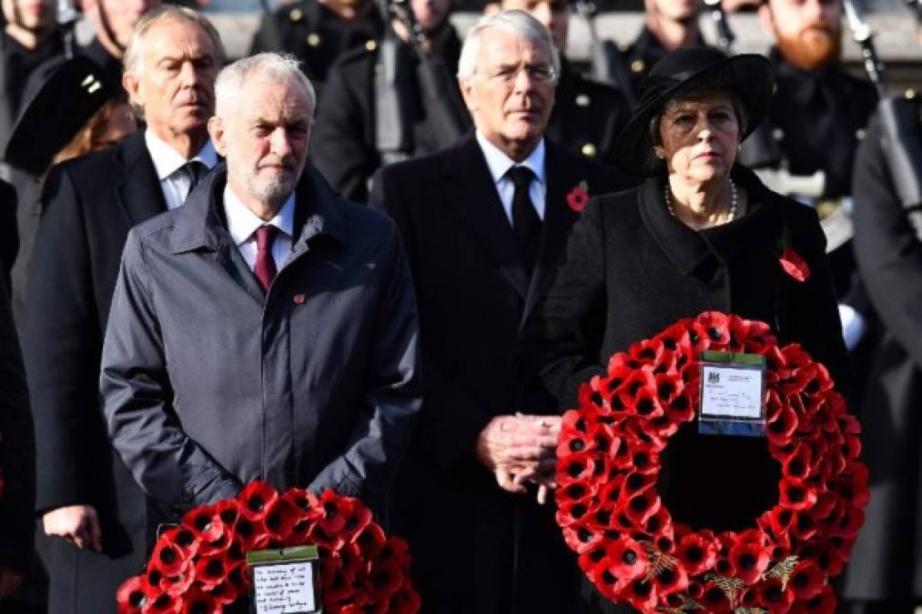 También depositaron ofrendas florales la primera ministra británica, la conservadora Theresa May, y el líder de la oposición laborista del Reino Unido, Jeremy Corbyn.