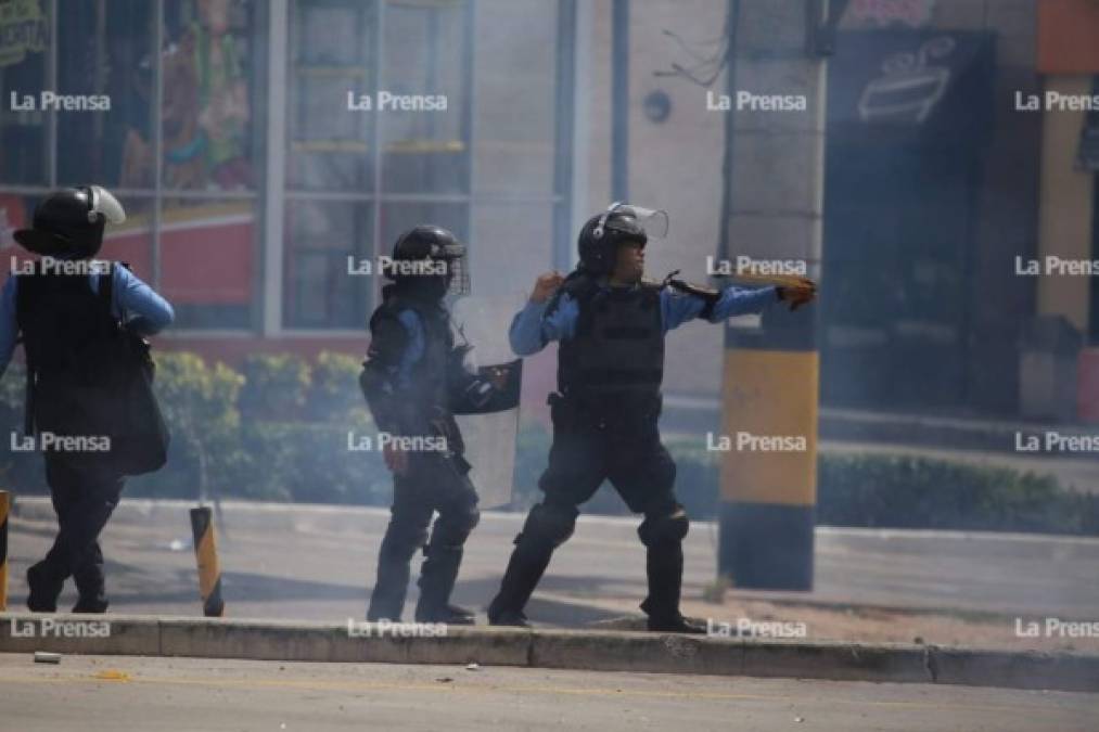 Los estudiantes de la Universidad Nacional Autónoma de Honduras (Unah) y de la Unah-vs en San Pedro Sula, también se sumaron a las protestas.<br/>