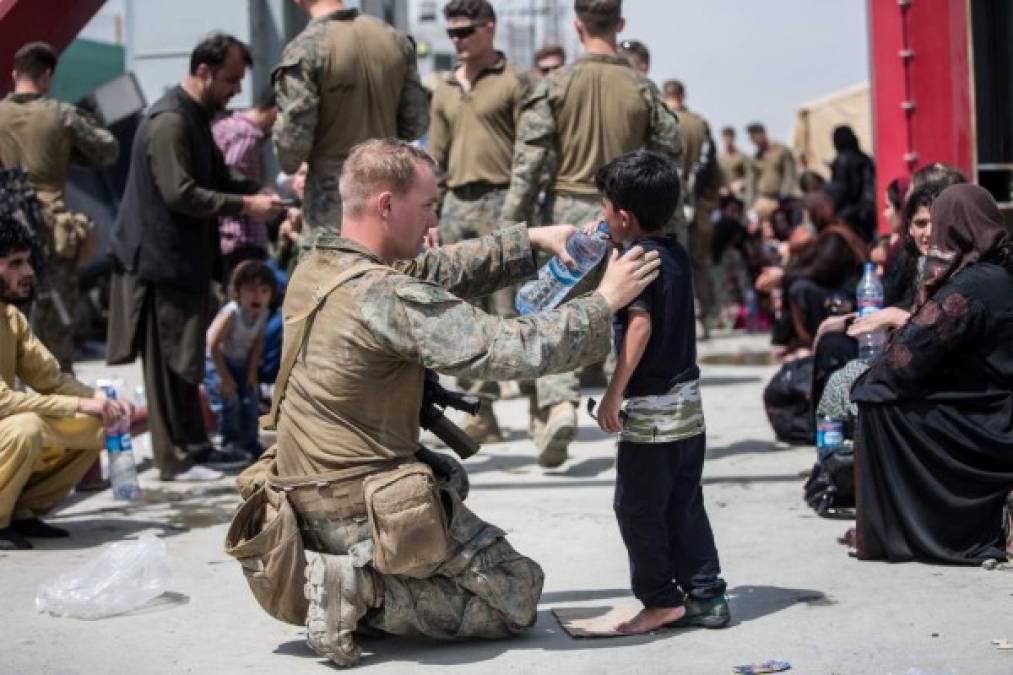 Muchos padres han tomado la díficil decisión de entregar sus hijos a los militares de varios países que se han prestado a la evacuación.