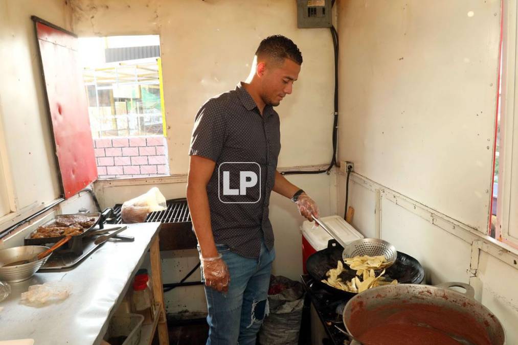 El volante hondureño Walter Martínez decidió emprender con un negocio de parrillas en Tegucigalpa. ‘Parrilladas El Colocho‘ está ubicado en la Colonia Loarque en Tegucigalpa, a una cuadra de la posta policial salida al sur.