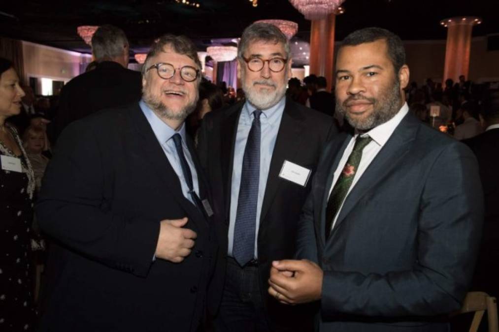 Los nominados al Oscar Guillermo del Toro (i) y Jordan Peele (d) junto a John Landis (c).