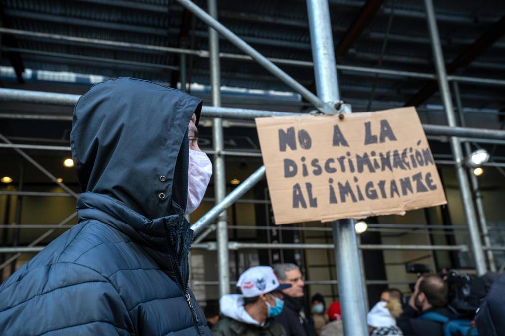 Inmigrantes protestan en Nueva York tras ser desalojados de un hotel y quedar en la calle