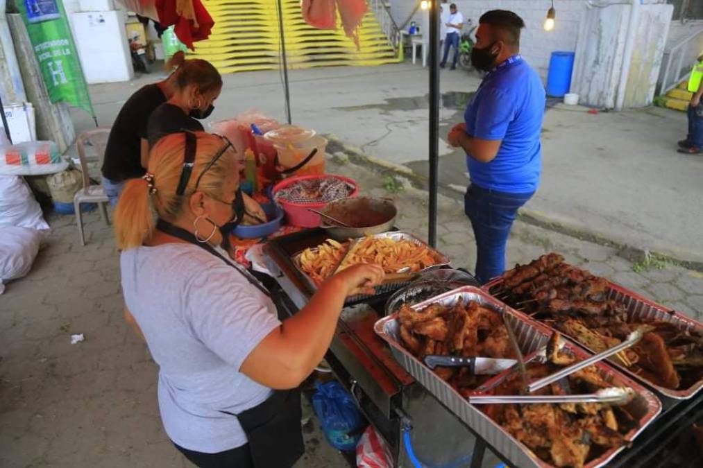 Las personas que venden comida en el estadio Olímpico con apenas un cliente.