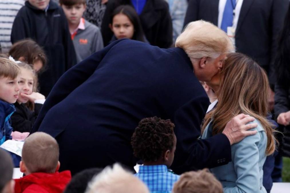 Trump agradeció a Melania por el evento dándole un beso frente a las cámaras.