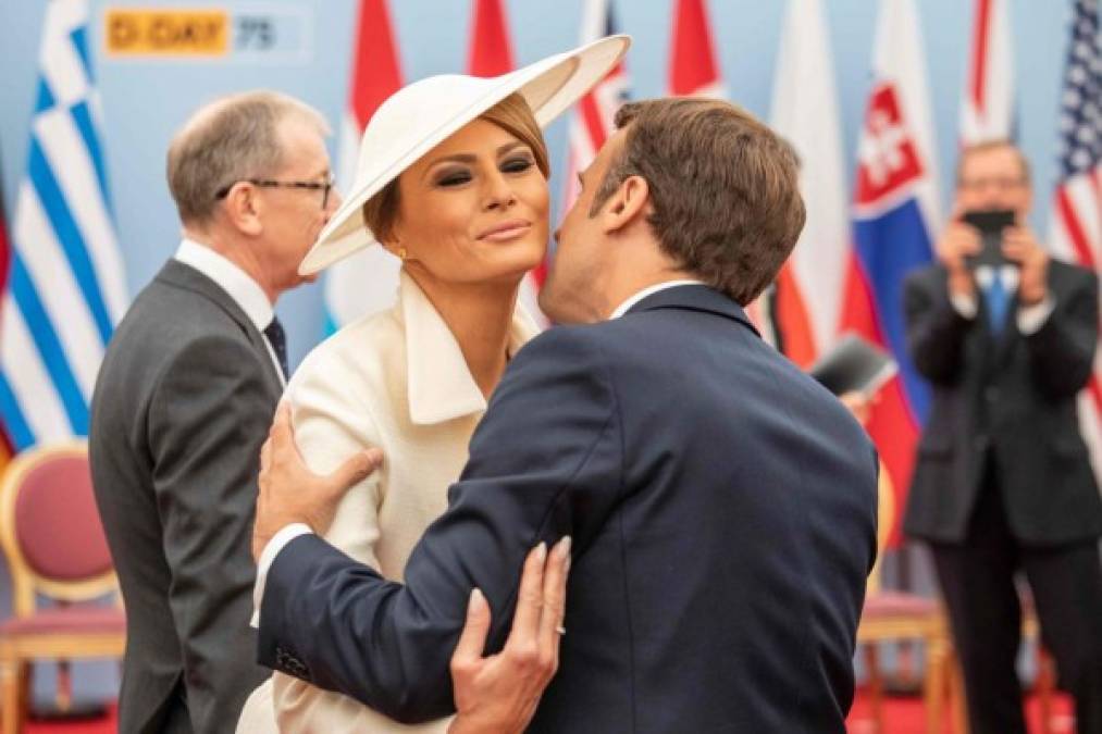 El presidente de Francia, Emmanuel Macron, saludó efusivamente a la primera dama estadounidense.