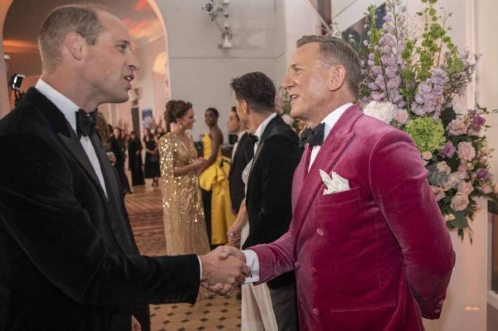 El príncipe William conversa con el actor británico Daniel Craig.