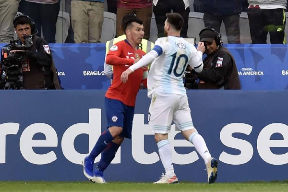 Messi no reaccionó a los empujones que le estaba dando Medel. Foto AFP