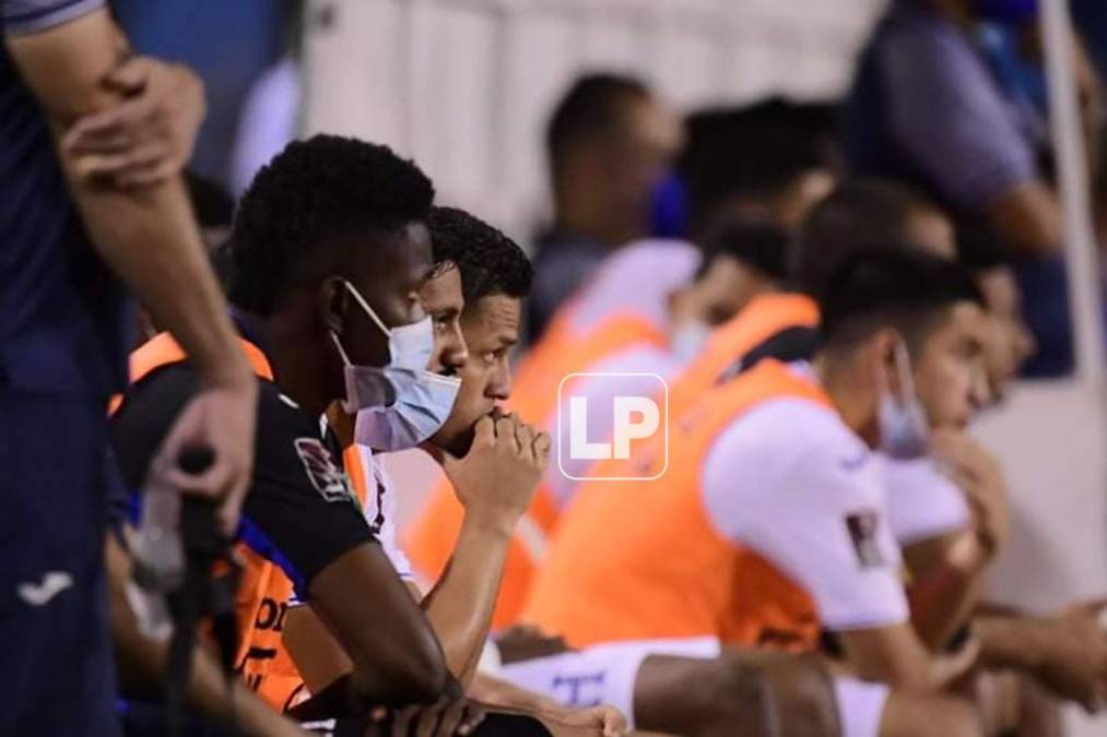 Alex Guity, Jorge Álvarez y Marcelo Santos observando desde el banquillo la nueva derrota de Honduras.