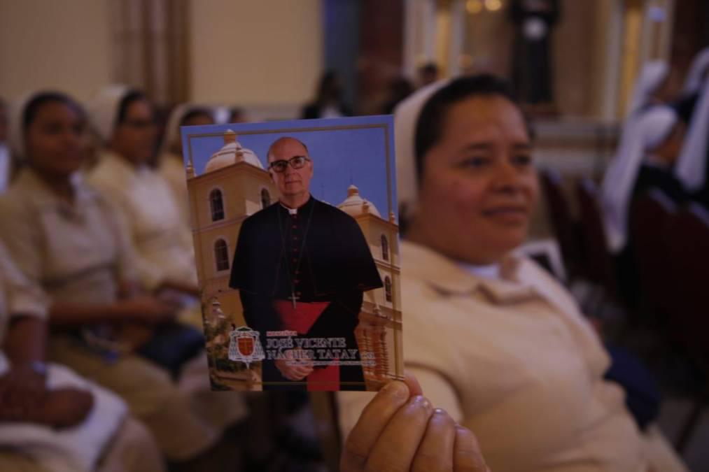 Nácher Tatay también recibirá de manos de su antecesor, el cardenal Óscar Andrés Rodríguez, la administración del sacramento del orden sagrado en el grado del episcopado.