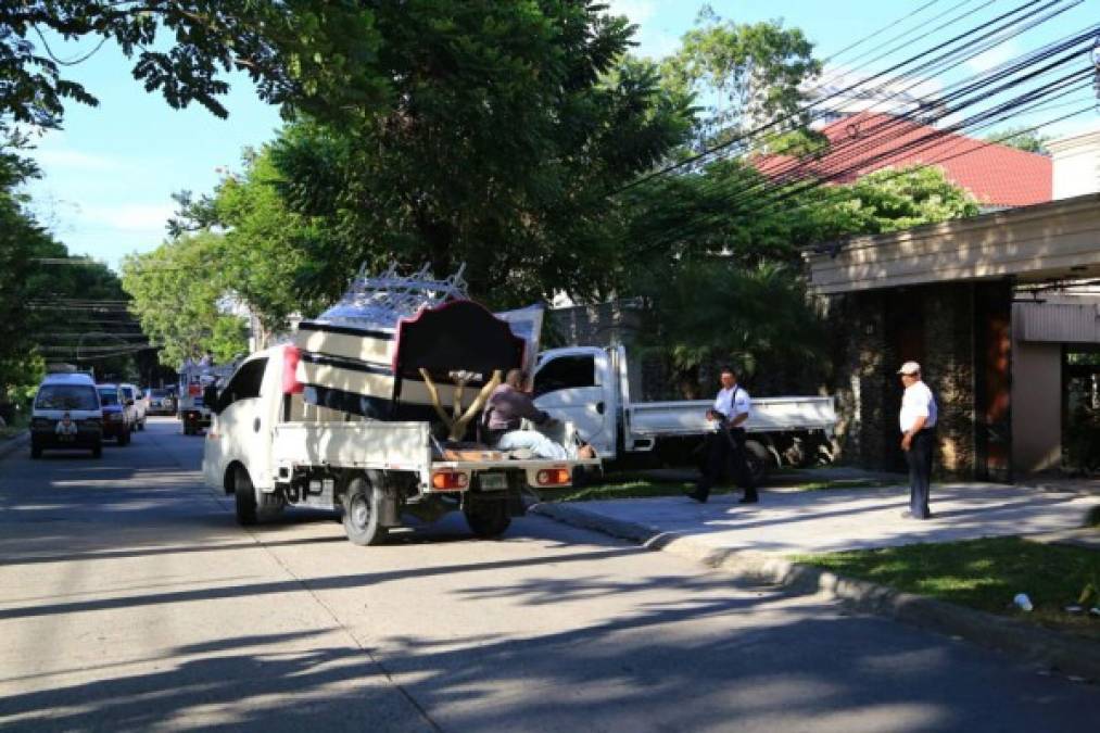 Varios camiones cargados de enseres salieron ayer martes de la residencia del empresario y político Yani Rosenthal.