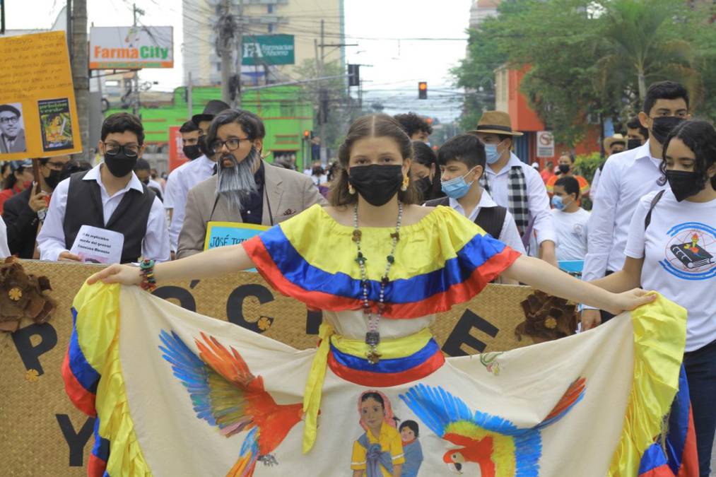 Jovencitas con hermosos y coloridos vestidos engalanaron los desfiles patrios.