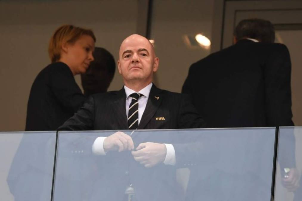 Gianni Infantino, presidente de la FIFA, en el palco VIP del estadio Spartak de Moscú en el partido Serbia-Brasil. Foto AFP