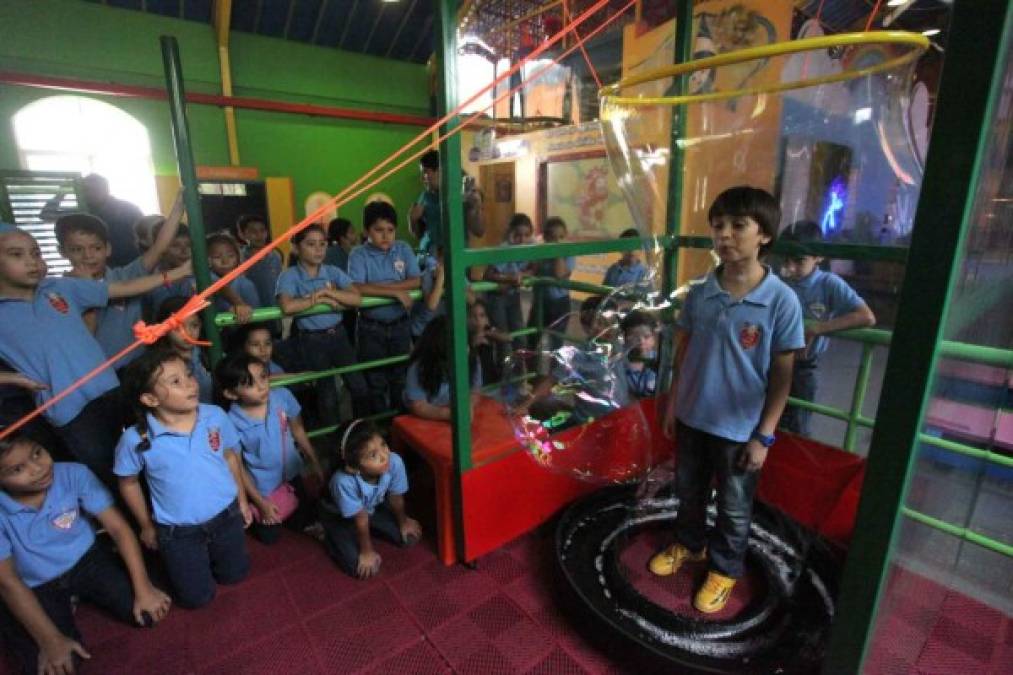 Escolares sampedranos viven una experiencia de conocimiento y diversión en su visita al Museo para la Infancia.