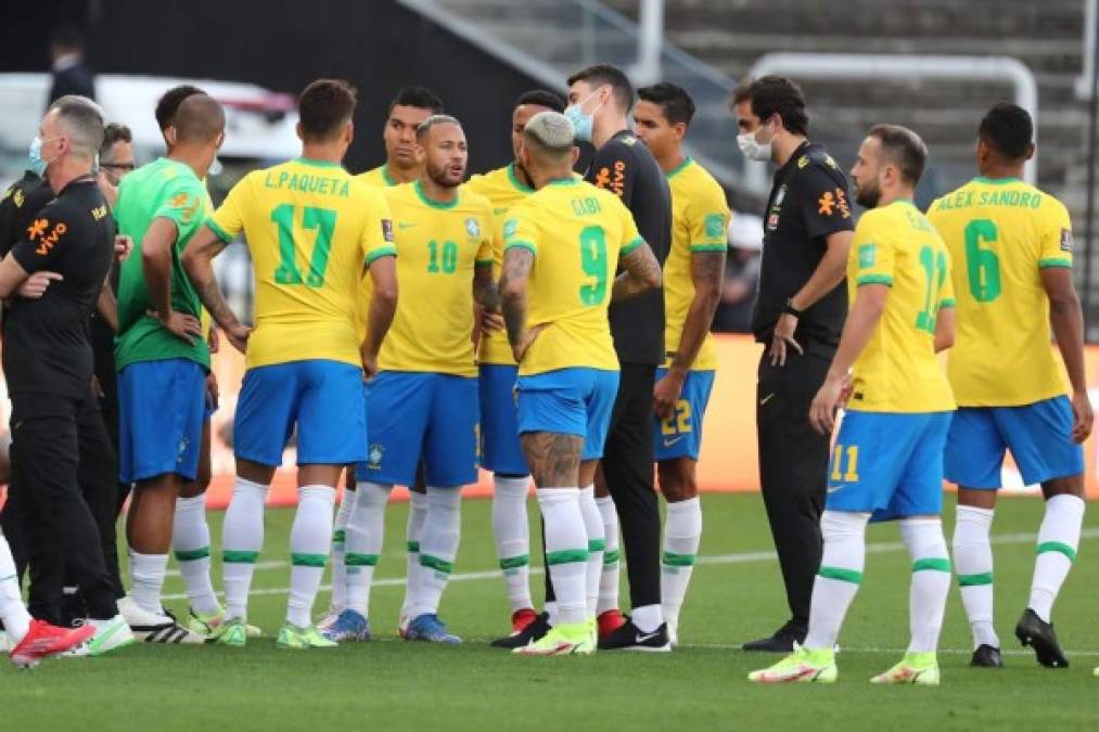 Neymar habla con sus compañeros de la selección brasileña, explicándoles lo que pasaba.