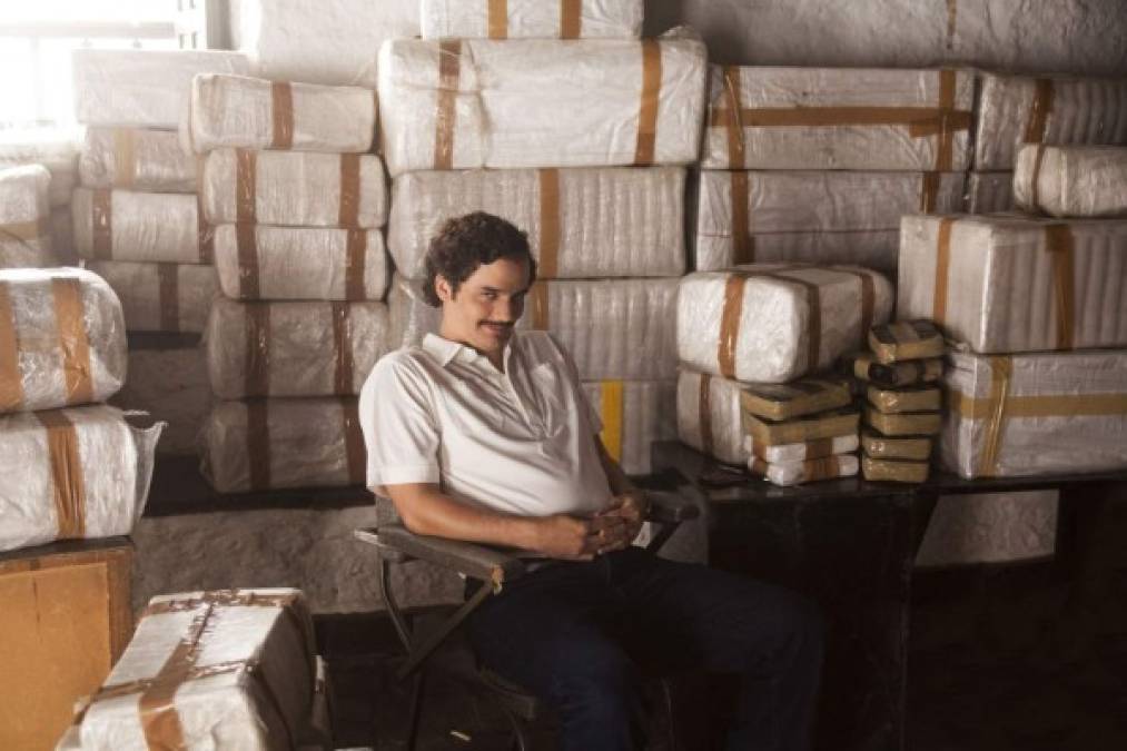 Narcos. Una serie realizada por Netflix, basada en la historia real del crecimiento y esparcimiento de los carteles de cocaína alrededor del mundo y los intentos de la policía para adelantárselos en enfrentamientos brutales y sangrientos.