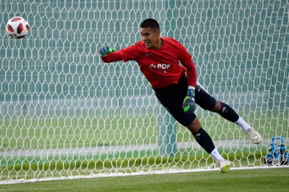 Alphonse Areola nació en París, Francia pero tiene ascendencia filipina.