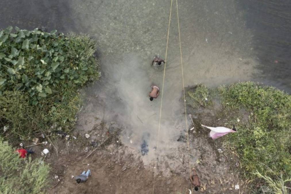 En tanto, cientos de haitianos siguen cruzando a diario el río Grande intentando buscar refugio en EEUU.