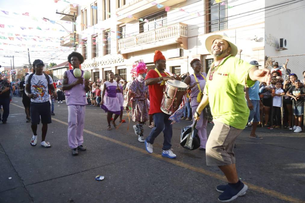 Imponentes caballos de raza comenzaron el recorrido cerca de las 2:00 pm por la avenida San Isidro para deleite de los miles de espectadores que de se dieron cita en la Novia de Honduras para disfrutar del emblemático festival.