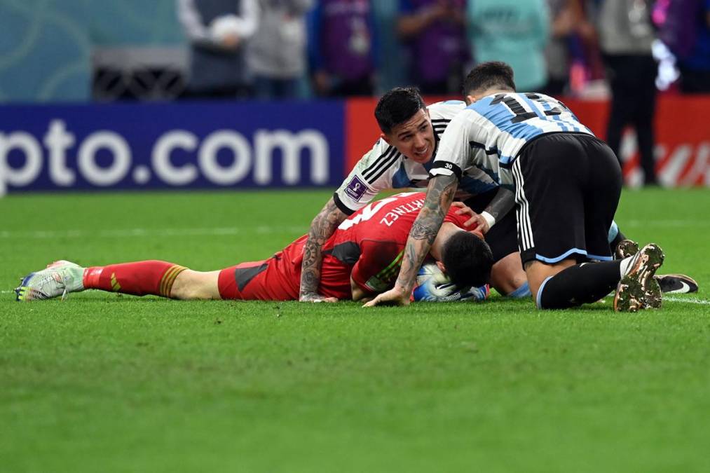Los jugadores argentinos se fueron encima del portero ‘Dibu‘ Martínez tras parar el balón en la última jugada del partido.