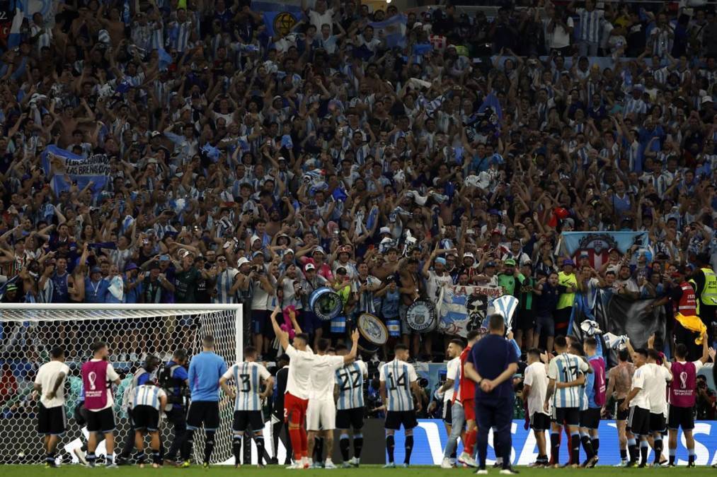 Los jugadores de la Selección Argentina celebrando con sus aficionados en el Ahmad Bin Ali Stadium.