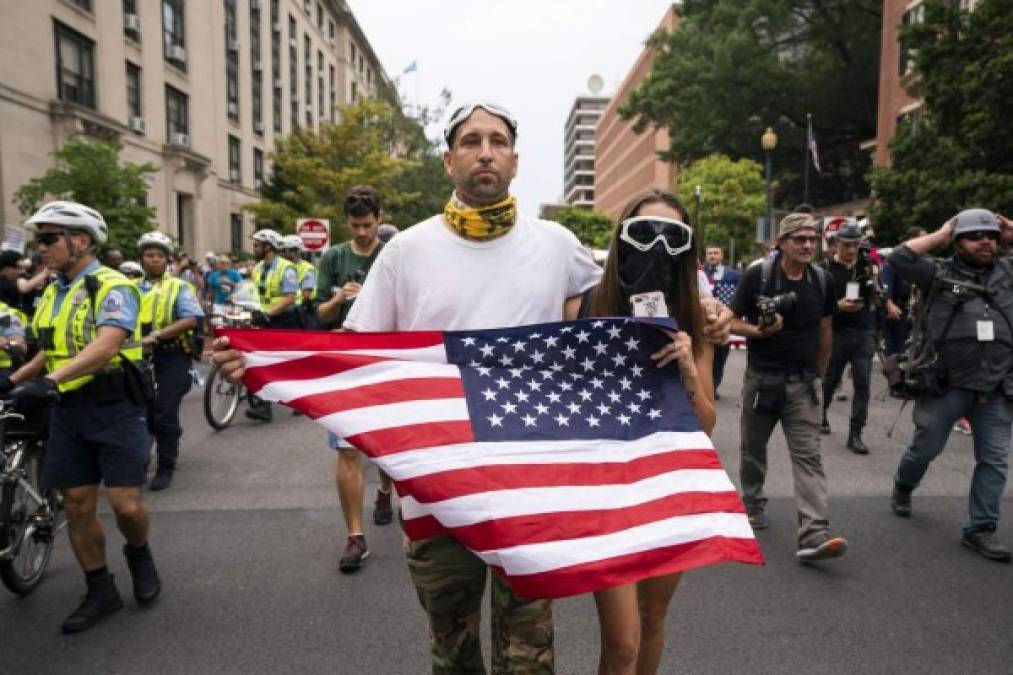 El presidente Donald Trump expresó el sábado su condena a todo tipo de racismo. 'Los disturbios en Charlottesville de hace un año causaron muertes insensatas y división', escribió en su cuenta de Twitter.