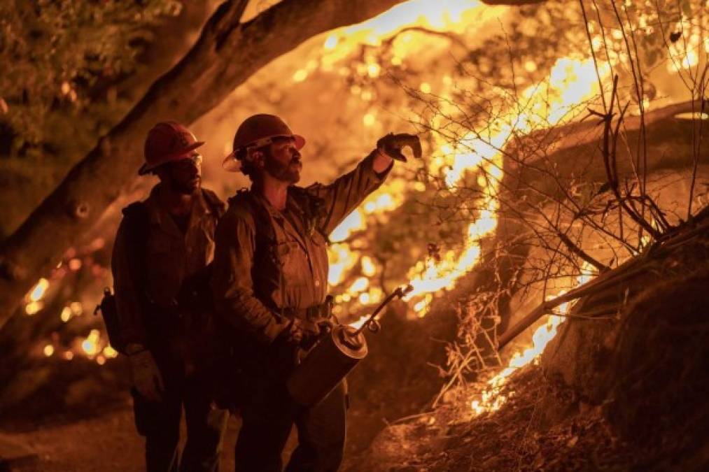 Los bomberos trabajan en múltiples incendios a lo largo de la costa oeste de EE.UU. para tratar de evitar que los fuertes vientos previstos para las próximas horas descontrolen todavía más los fuegos.