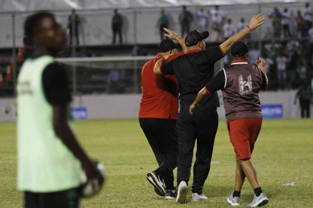 Martín ‘Tato’ García, entrenador del Club Atlético Independiente de Siguatepeque, le mostró a los árbitros las piedras que les tiraron.