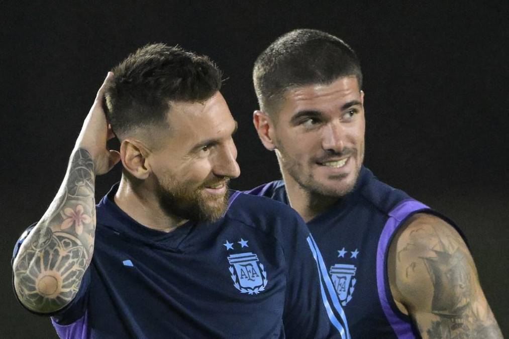 Un día Messi regresó, lo hizo junto a una camada de jugadores distintos, en la que sobrevivían Ángel Di María y Sergio Agüero. Durante la concentración de esa convocatoria, Rodrigo De Paul tomó la iniciativa, se acercó a la habitación de “La Pulga”.