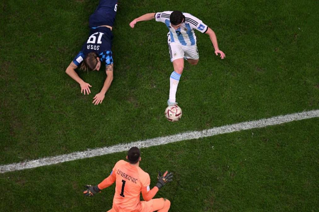 En el terce gol de Argentina sobre Croacia, Julián Álvarez recibió un pase mortal de Messi.