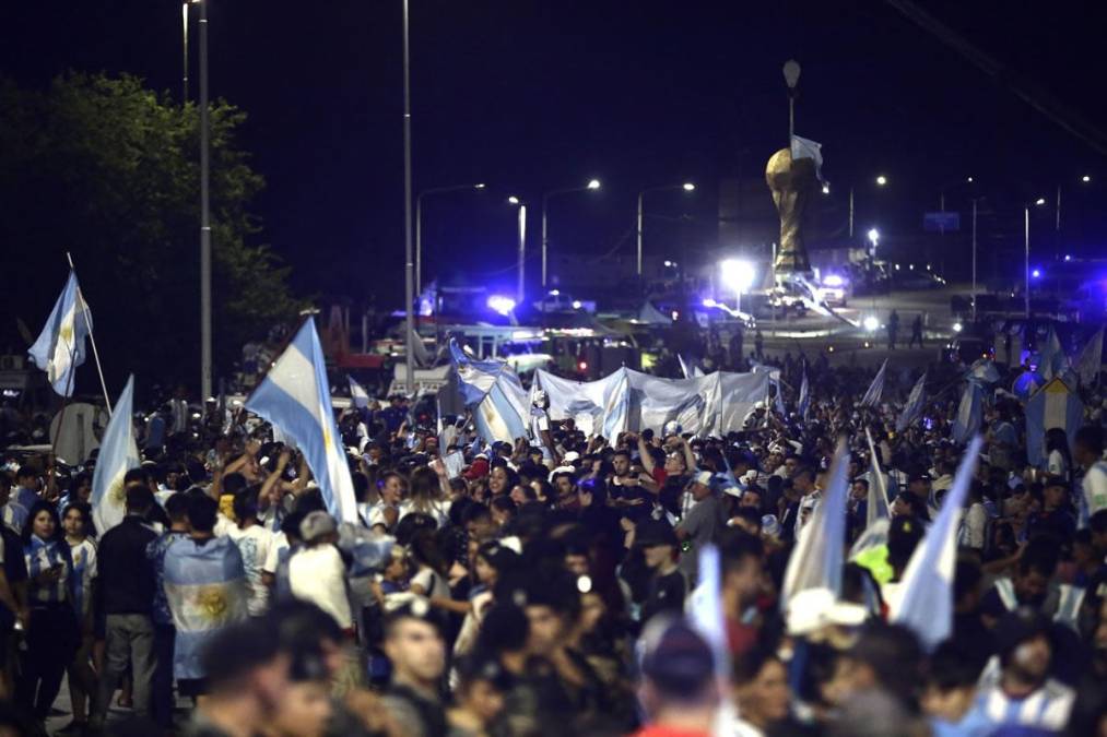 Muchos seguidores no quisieron esperar hasta la celebración oficial el martes y pasaron horas esperando la llegada de la selección argentina.