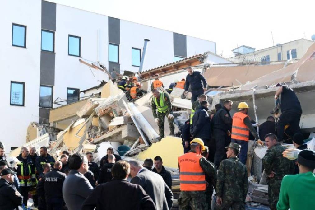 El terremoto ocurrió cerca de las cuatro de la madrugada, con el epicentro localizado en el mar Adriático, 10 kilómetros al norte de la ciudad de Durres y 40 kilómetros al oeste de Tirana.