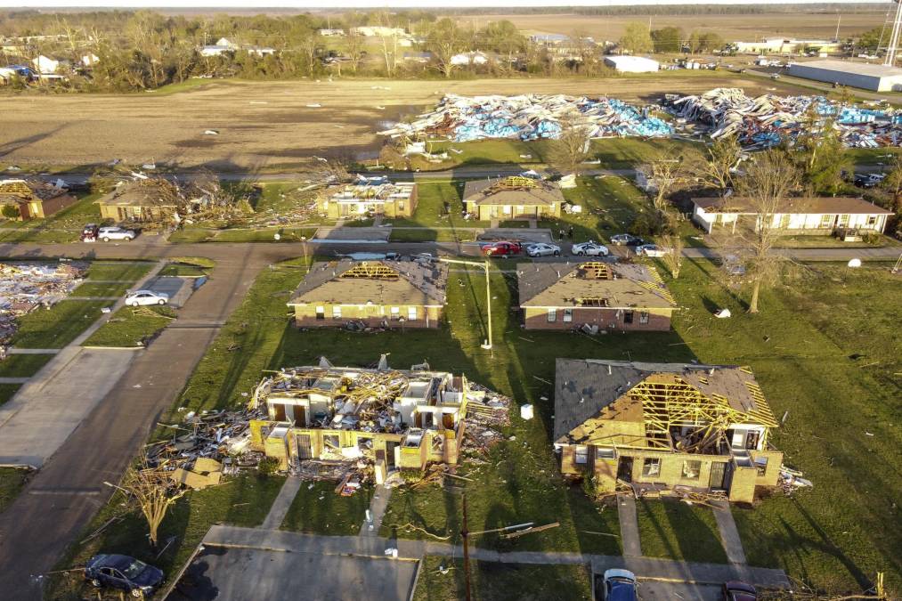 En Rolling Fork, un municipio de unos 2.000 habitantes golpeado duramente el viernes por ese <b>tornado</b>, las calles parecen una “zona de guerra”, explicó a la AFP John Brown, responsable de la Cruz Roja para Alabama y Misisipi.