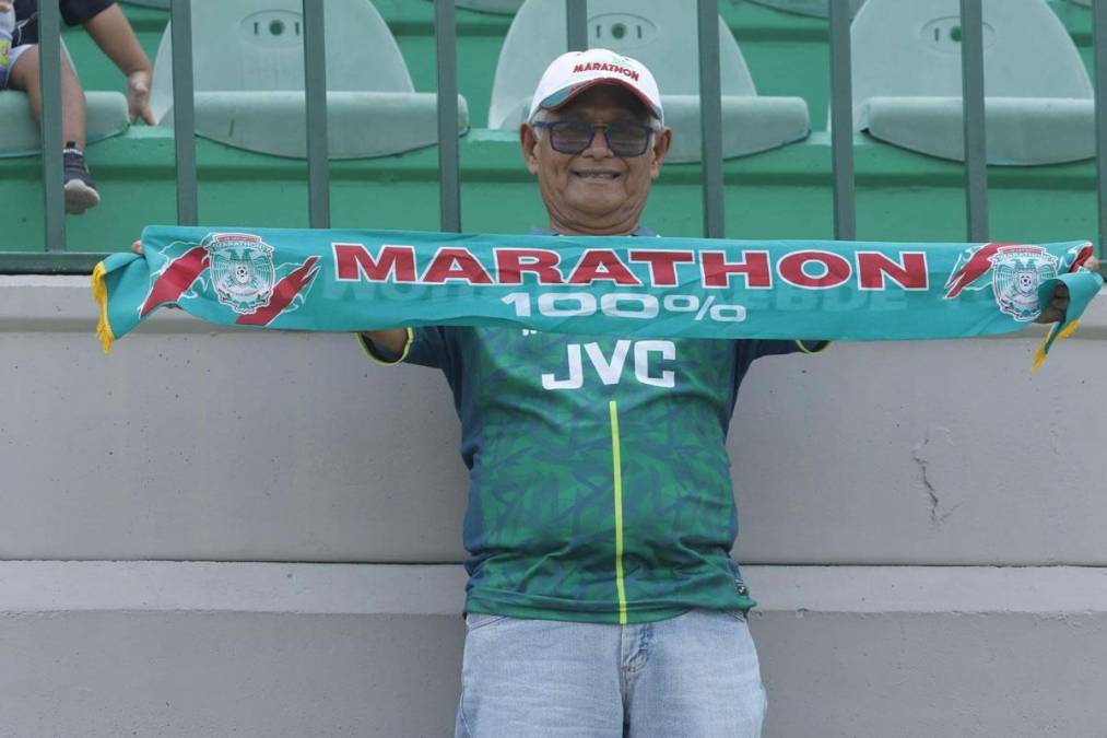 Este abuelo, feliz apoyando al equipo de sus amores.