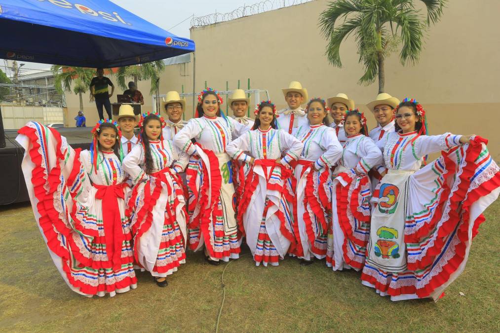 Los chicos de la Corporación Folklórica Usula fueron invitados especiales para ponerle más alegría a la tarde con coreografías de tradicionales danzas hondureñas.
