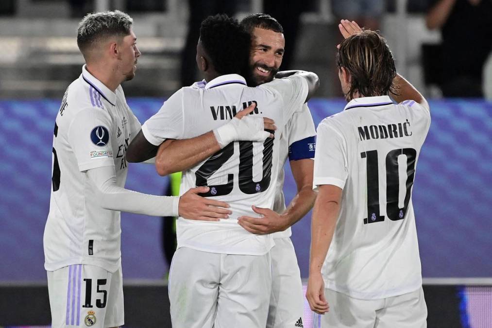 Fede Valverde, Vinicius y Modric felicitando a Vinicius.